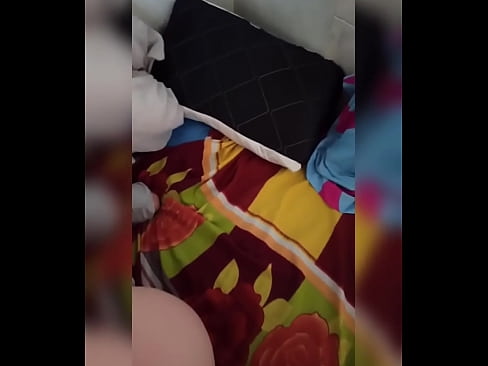 ❤️ Moja spolubývajúca zostáva doma sama, pretože jej manžel odchádza na dovolenku, a ja využijem príležitosť, aby som ju ošukal a naplnil jej zadok mliekom ️ Ruské porno na nás ☑